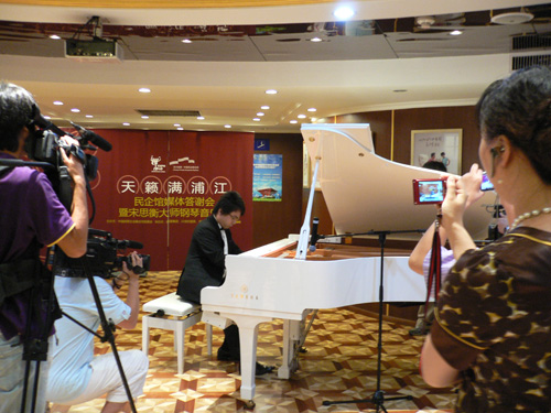 世博会民企馆媒体答谢暨宋思衡大家钢琴音乐会报路 