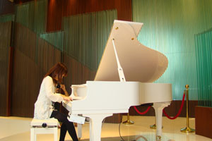 牧野由依来蒙特卡罗474拍摄『音乐物语』节目 